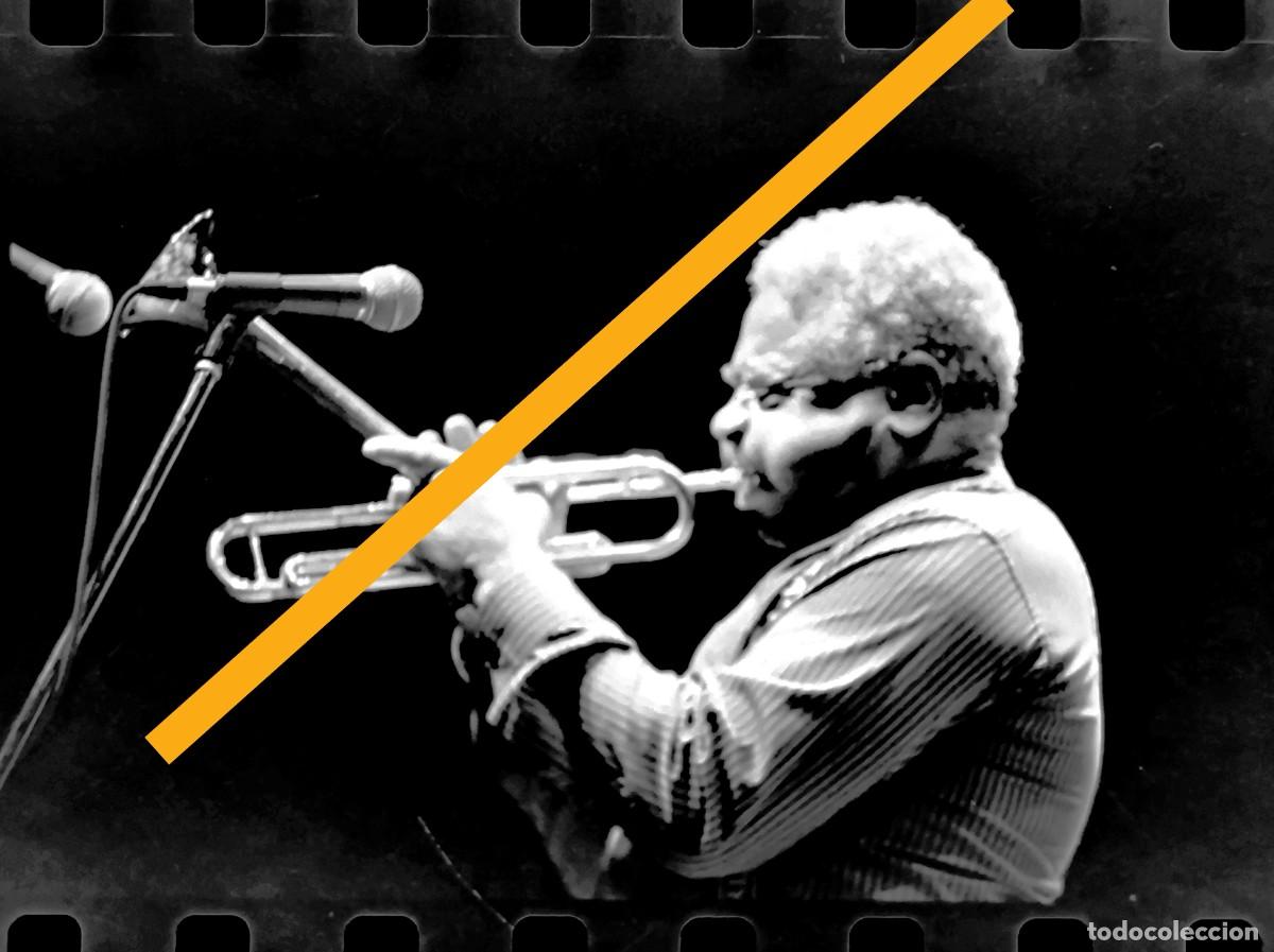 Fotograf&iacute;a antigua: Negativo de fotograf&iacute;a. Legendario m&uacute;sico trompetista Dizzy Gillespie en pleno directo. A&ntilde;o 1987
