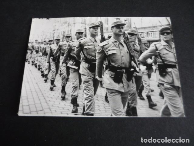 Alte Fotografie: MELILLA DESFILE MILITAR ANTIGUA FOTOGRAFIA 7,5 X 10,5 CM