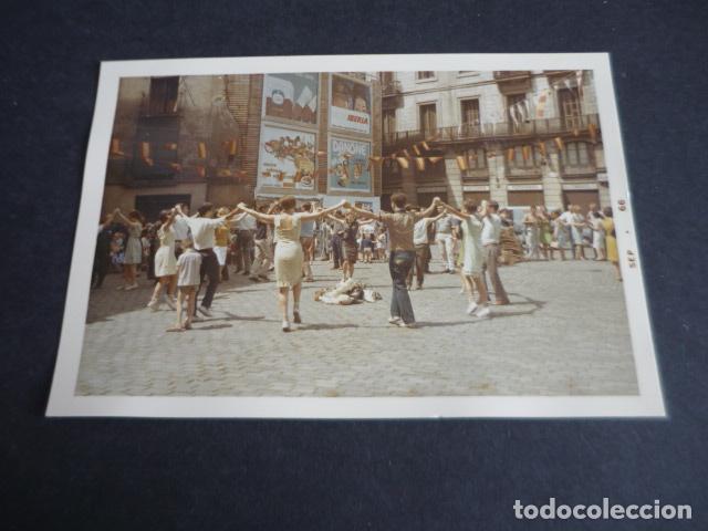 Fotografia antica: BARCELONA BAILANDO SARDANAS ANTIGUA FOTOGRAFIA 9 X 13 CM