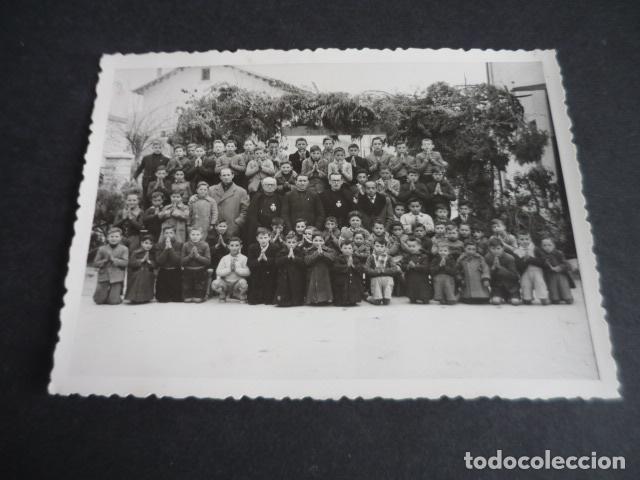 Fotografia antica: TORRELAVEGA CANTABRIA GRUPO DE NI&Ntilde;OS CON SACERDOTEs PASIONISTAS FOTOGRAFIA 10 X 12 CM