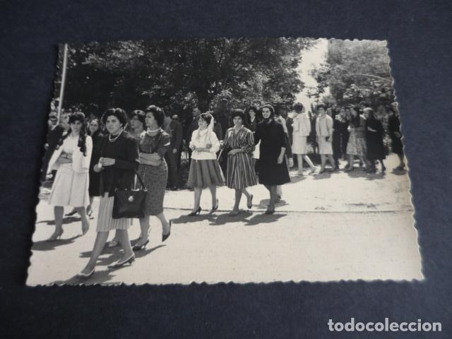 Fotografia antica: GUADARRAMA MADRID SANATORIO ANTITUBERCULOSO PROCESION FOTOGRAFIA 8,5 X 11,5 CM A. BENITO FOTOGRAFO