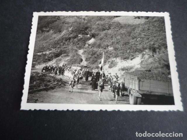 Fotografia antica: QUIROS ASTURIAS PROCESION ANTIGUA FOTOGRAFIA 7,5 X 10 CM