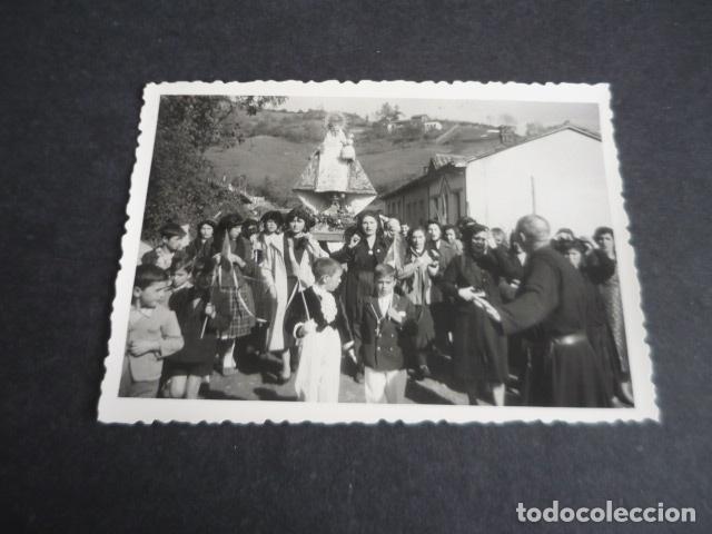 Fotografia antica: QUIROS ASTURIAS PROCESION VIRGEN DE COVADONGA ANTIGUA FOTOGRAFIA 7,5 X 10 CM