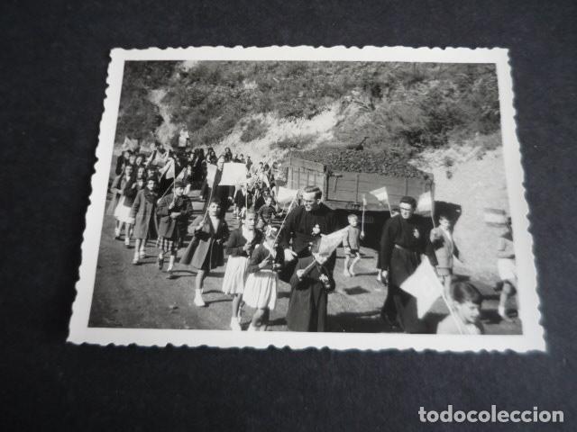 Fotografia antica: QUIROS ASTURIAS PROCESION VIRGEN DE COVADONGA ANTIGUA FOTOGRAFIA 7,5 X 10 CM