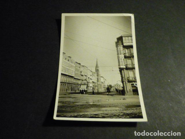 Fotograf&iacute;a antigua: LA CORU&Ntilde;A UNA CALLE ANTIGUA FOTOGRAFIA 1933 6 X 9 CM