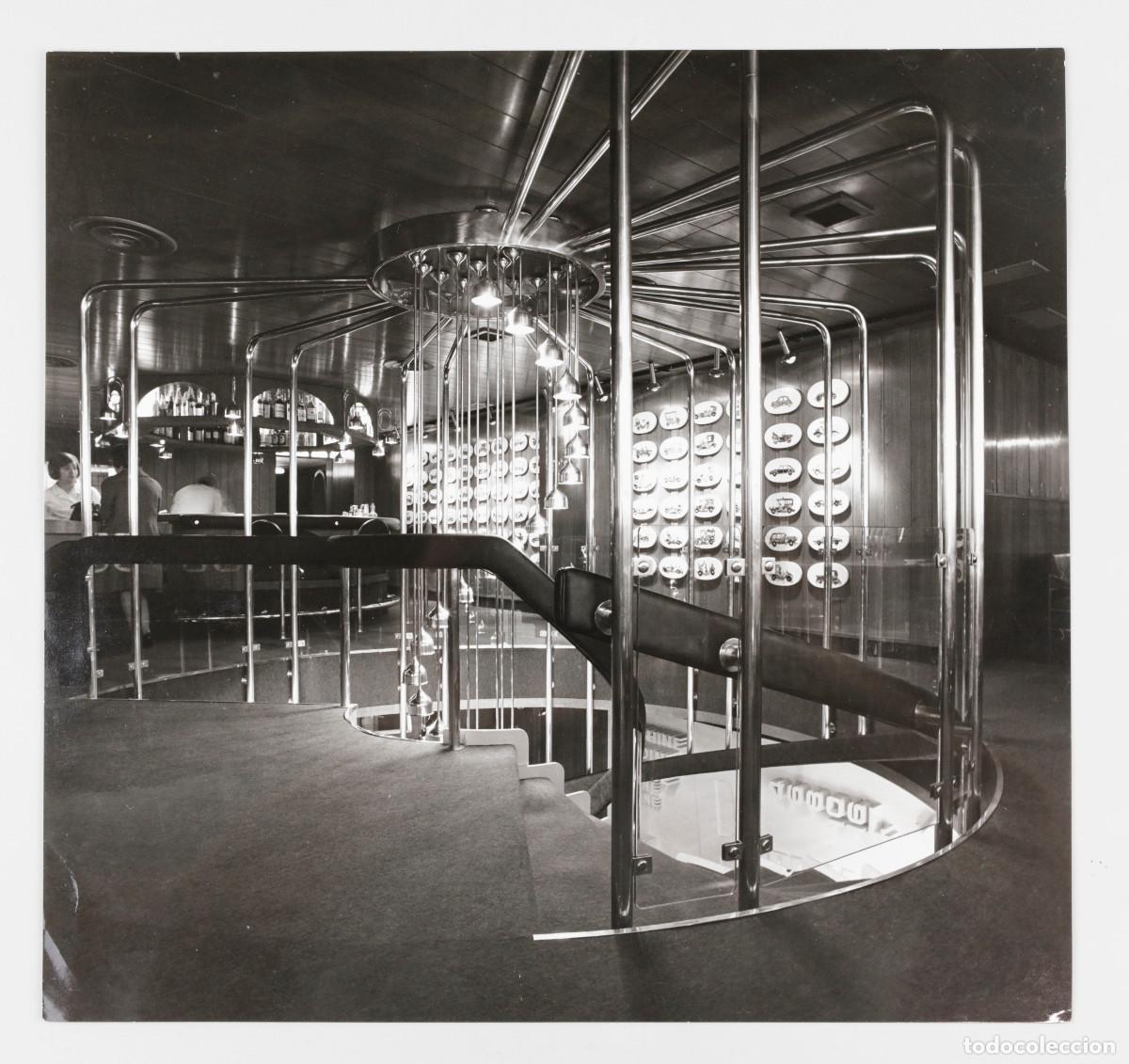 Alte Fotografie: Interior del pub Renault, Barcelona, a&ntilde;o 1970. Foto: Francesc Catal&agrave; Roca. 24 x 24,5 cm.