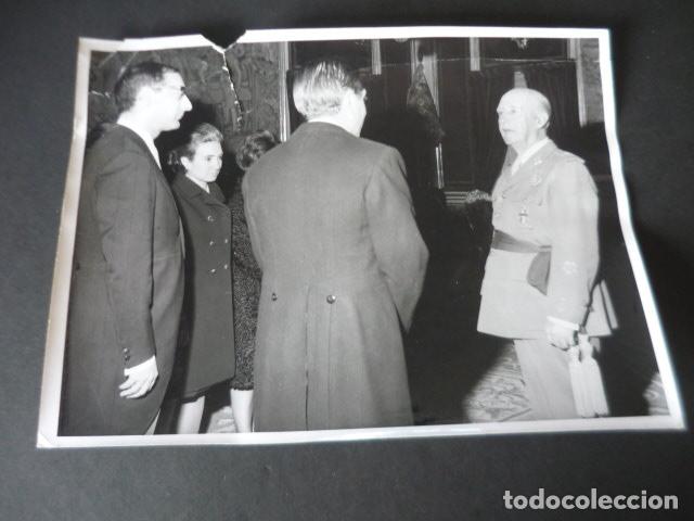 Fotograf&iacute;a antigua: GRUPO EN RECEPCION FRANCISCO FRANCO ANTIGUA FOTOGRAFIA 18 X 24 CM