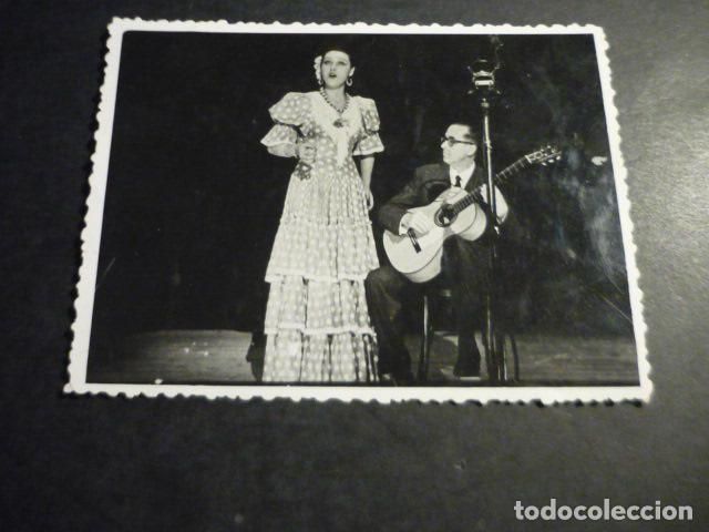 Alte Fotografie: ISABEL SANCHEZ CANTANTE ACTUANDO EN LA RADIO ANTIGUA FOTOGRAFIA 8 X 11 CM