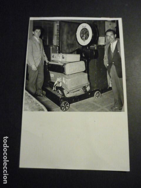 Fotograf&iacute;a antigua: MADRID EQUIPAJE DEL ACTOR TYRONE POWER TRAS FALLLECER ANTIGUA FOTOGRAFIA 11,5 X 18 CM