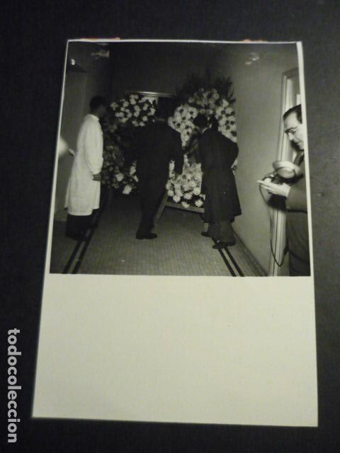 Fotograf&iacute;a antigua: MADRID CORONAS DE FLORES ACTOR TYRONE POWER TRAS FALLLECER ANTIGUA FOTOGRAFIA 11,5 X 18 CM