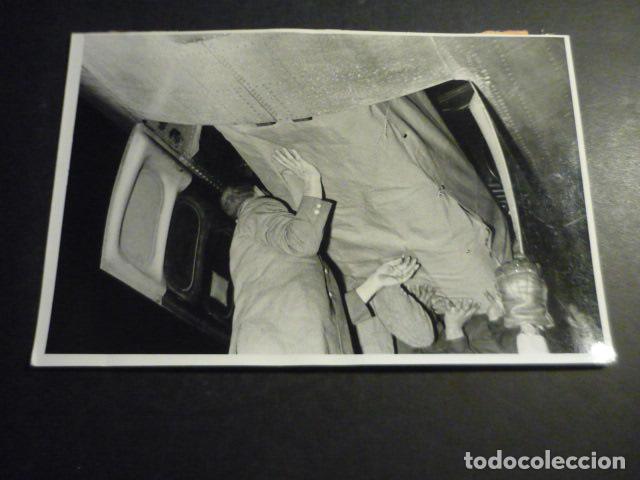 Fotograf&iacute;a antigua: MADRID AEROPUERTO TRASLADO DE LOS RESTOS DEL ACTOR TYRONE POWER ANTIGUA FOTOGRAFIA 11,5 X 18 CM