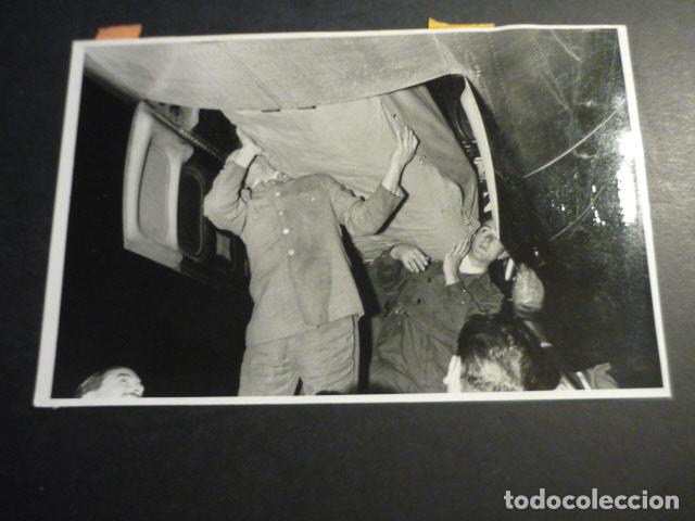 Fotograf&iacute;a antigua: MADRID AEROPUERTO TRASLADO DE LOS RESTOS DEL ACTOR TYRONE POWER ANTIGUA FOTOGRAFIA 11,5 X 18 CM