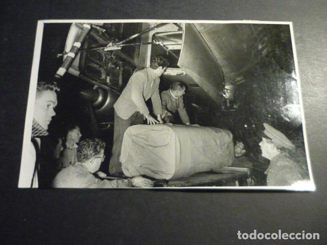 Fotograf&iacute;a antigua: MADRID AEROPUERTO TRASLADO DE LOS RESTOS DEL ACTOR TYRONE POWER ANTIGUA FOTOGRAFIA 11,5 X 18 CM