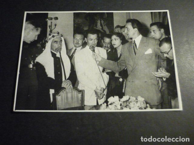Fotograf&iacute;a antigua: MADRID REY ABDULLAH DE JORDANIS EN CONFERENCIA DE PRENSA RADIO NACIONAL ESPA&Ntilde;A FOTOGRAFIA 11 X 16 CM