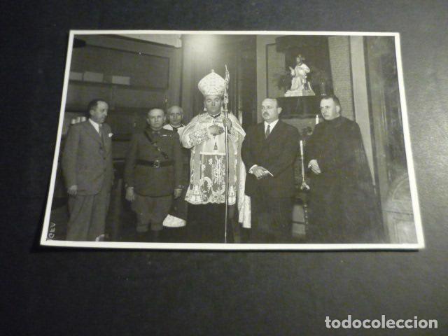 Fotograf&iacute;a antigua: SAN SEBASTIAN EL OBISPO DE VITORIA ENTRONIZA EL SAGRADO CORAZON EN ESTUDIO DE RADIO FOTOGRAFIA 11X17