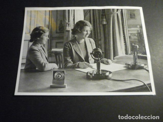 Fotograf&iacute;a antigua: PRINCESA ISABEL DE INGLATERRA EN SU PRIMER DISCURSO RADIOFONICO ANTIGUA FOTOGRAFIA 15 X 20,5 CM