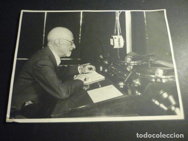 Fotograf&iacute;a antigua: SAN SEBASTIAN 1939 JACINTO BENAVENTE EN LOS MICROFONOS DE RADIO ESPA&Ntilde;A ANTIGUA FOTOGRAFIA 17 X 23 CM