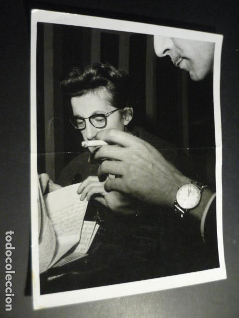 Fotograf&iacute;a antigua: PILAR PRIMO DE RIVERA LEYENDO DOCUMENTO ANTIGUA FOTOGRAFIA 18 X 24 CM