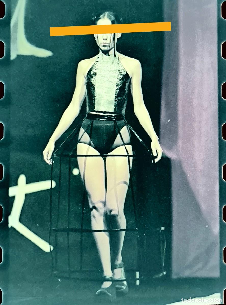 Fotograf&iacute;a antigua: Negativo de fotograf&iacute;a. Festival de Benicassim Castell&oacute;n. Chica. Desfile modelo. A&ntilde;os 90..