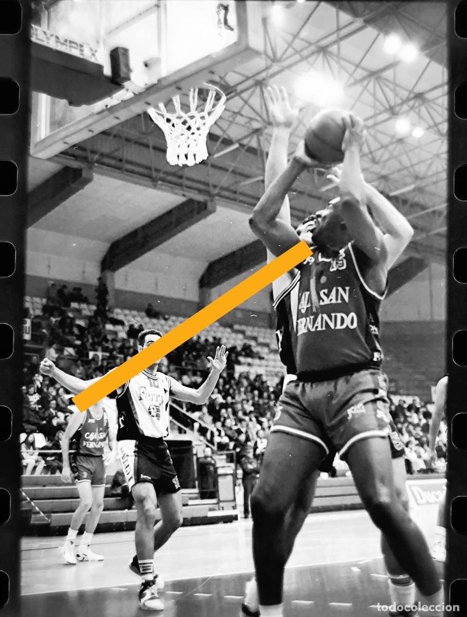 Fotograf&iacute;a antigua: Negativo de fotograf&iacute;a. Partido de baloncesto. Ferris Lliria - Caja San Fernando. A&ntilde;os 90
