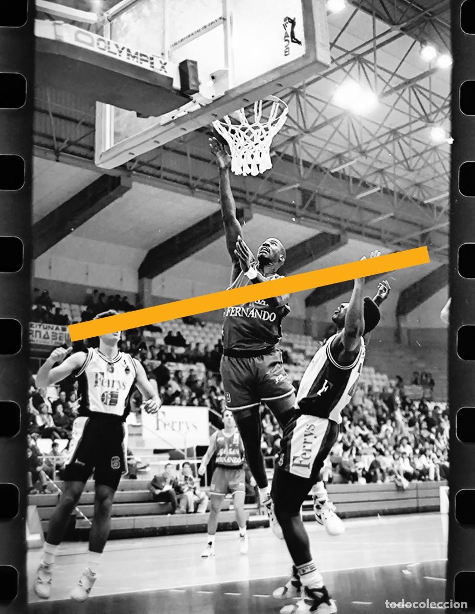 Fotograf&iacute;a antigua: Antiguo negativo de fotograf&iacute;a. Partido de baloncesto. Ferris Lliria - Caja San Fernando. A&ntilde;os 90