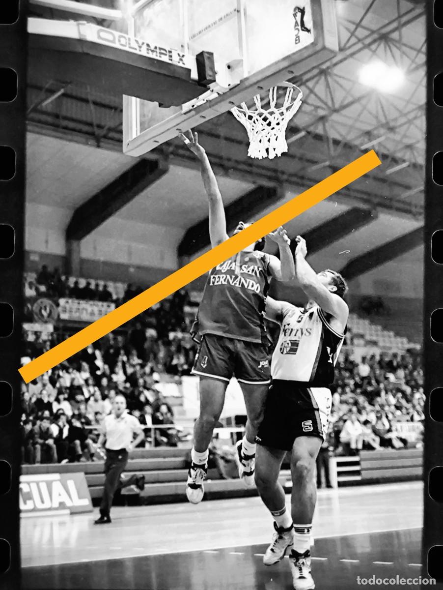 Fotograf&iacute;a antigua: Antiguo negativo de fotograf&iacute;a. Partido de baloncesto. Ferris Lliria - Caja San Fernando. A&ntilde;os 90