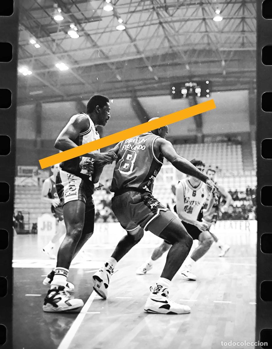 Fotograf&iacute;a antigua: Antiguo negativo de fotograf&iacute;a. Partido de baloncesto. Ferris Lliria - Caja San Fernando. A&ntilde;os 90