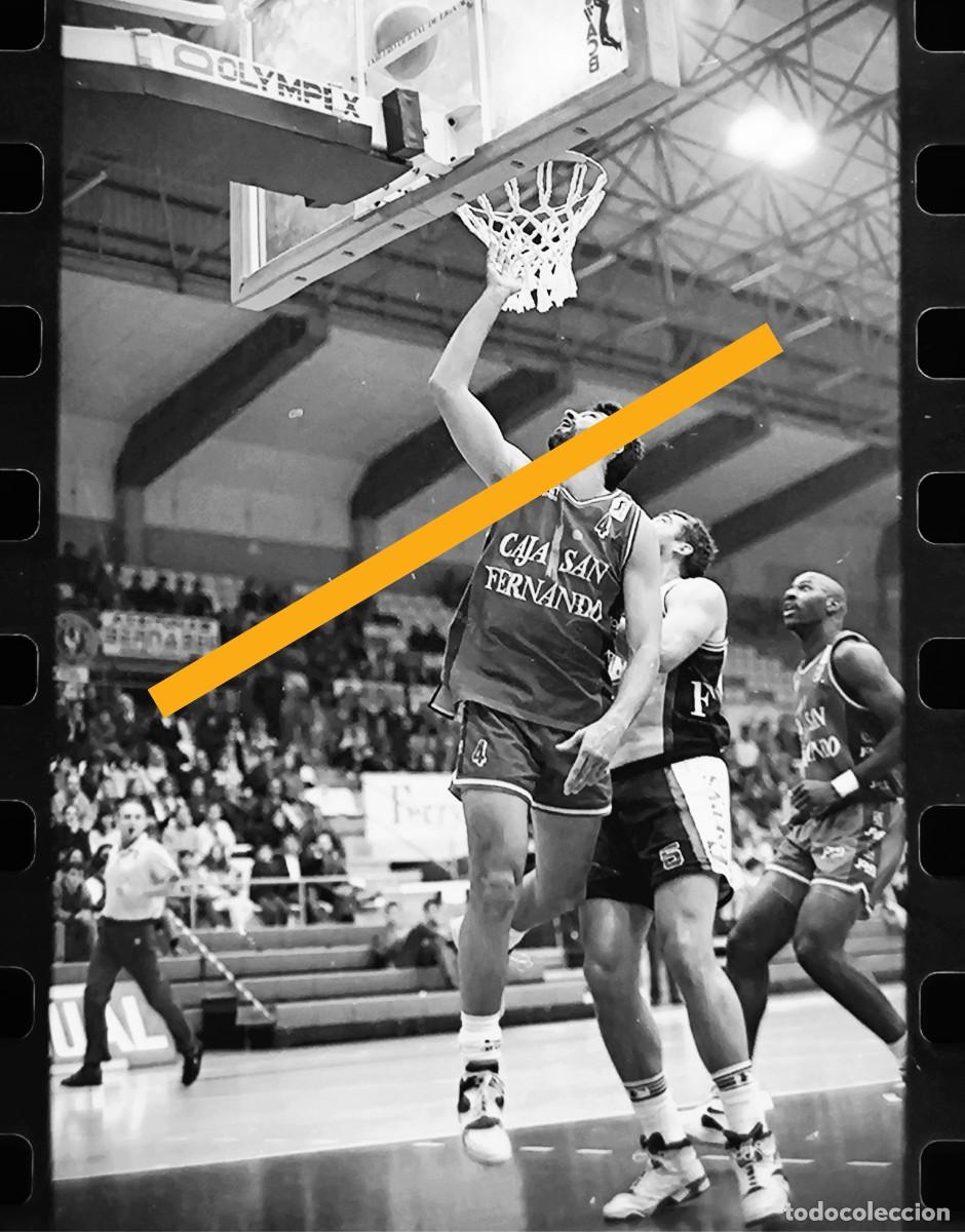 Fotograf&iacute;a antigua: Antiguo negativo de fotograf&iacute;a. Partido de baloncesto. Ferris Lliria - Caja San Fernando. A&ntilde;os 90