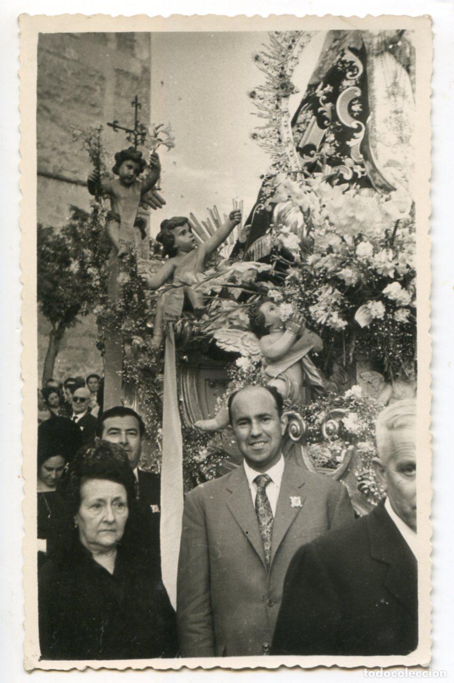 Fotograf&iacute;a antigua: El hermano mayor de una cofrad&iacute;a, virgen y lugar a identificar 1960 (ver fotos)