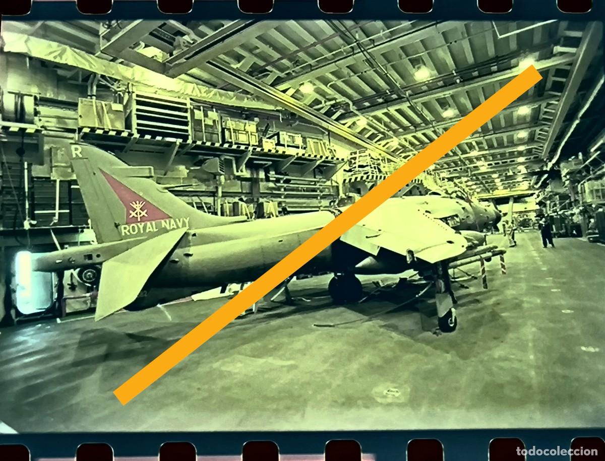 Fotograf&iacute;a antigua: Antiguo negativo de fotograf&iacute;a. Avi&oacute;n militar. Mantenimiento en hangar o bodega de un buque. A&ntilde;os 90