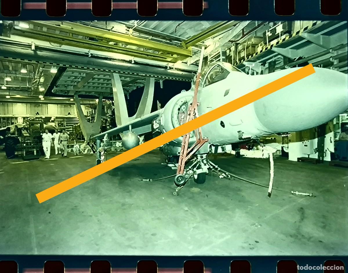 Fotograf&iacute;a antigua: Antiguo negativo de fotograf&iacute;a. Avi&oacute;n militar. Mantenimiento en hangar o bodega de un buque. A&ntilde;os 90