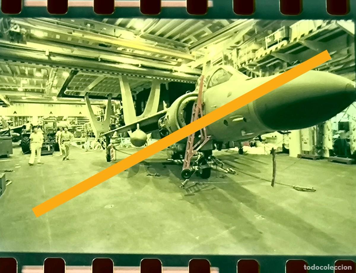 Fotograf&iacute;a antigua: Antiguo negativo de fotograf&iacute;a. Avi&oacute;n militar. Mantenimiento en hangar o bodega de un buque. A&ntilde;os 90