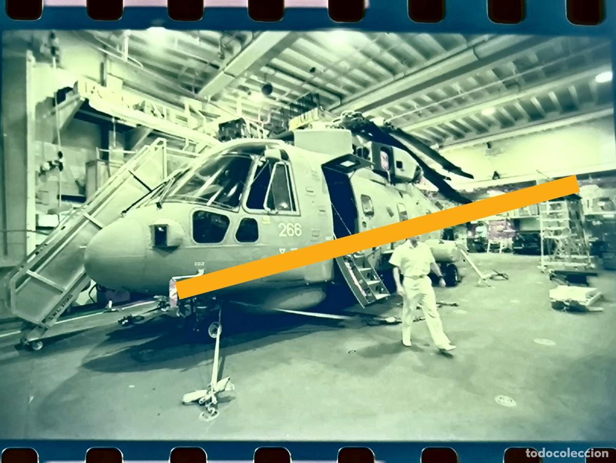 Fotograf&iacute;a antigua: Antiguo negativo de fotograf&iacute;a. Helic&oacute;ptero militar. Mantenimiento en el hangar de un buque. A&ntilde;os 90