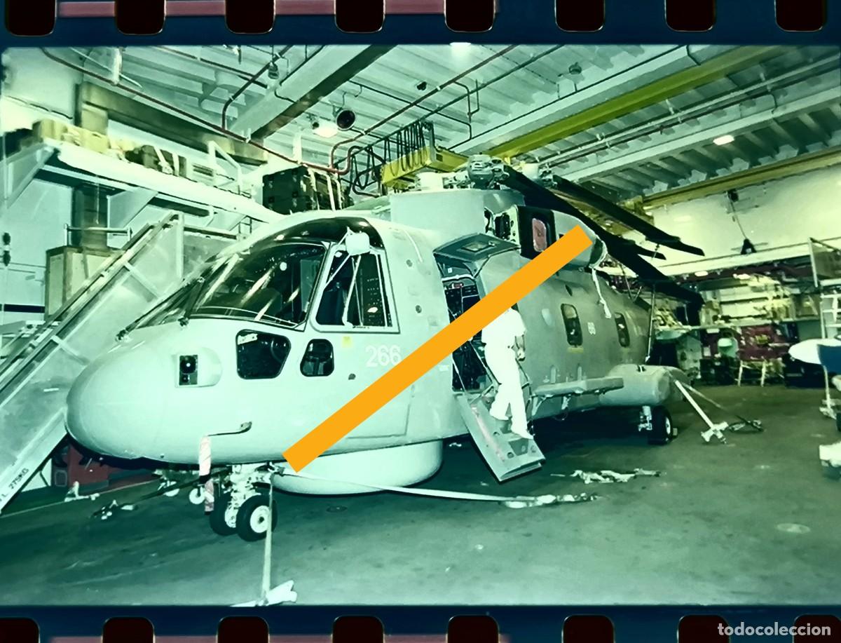 Fotograf&iacute;a antigua: Antiguo negativo de fotograf&iacute;a. Helic&oacute;ptero militar. Mantenimiento en el hangar de un buque. A&ntilde;os 90