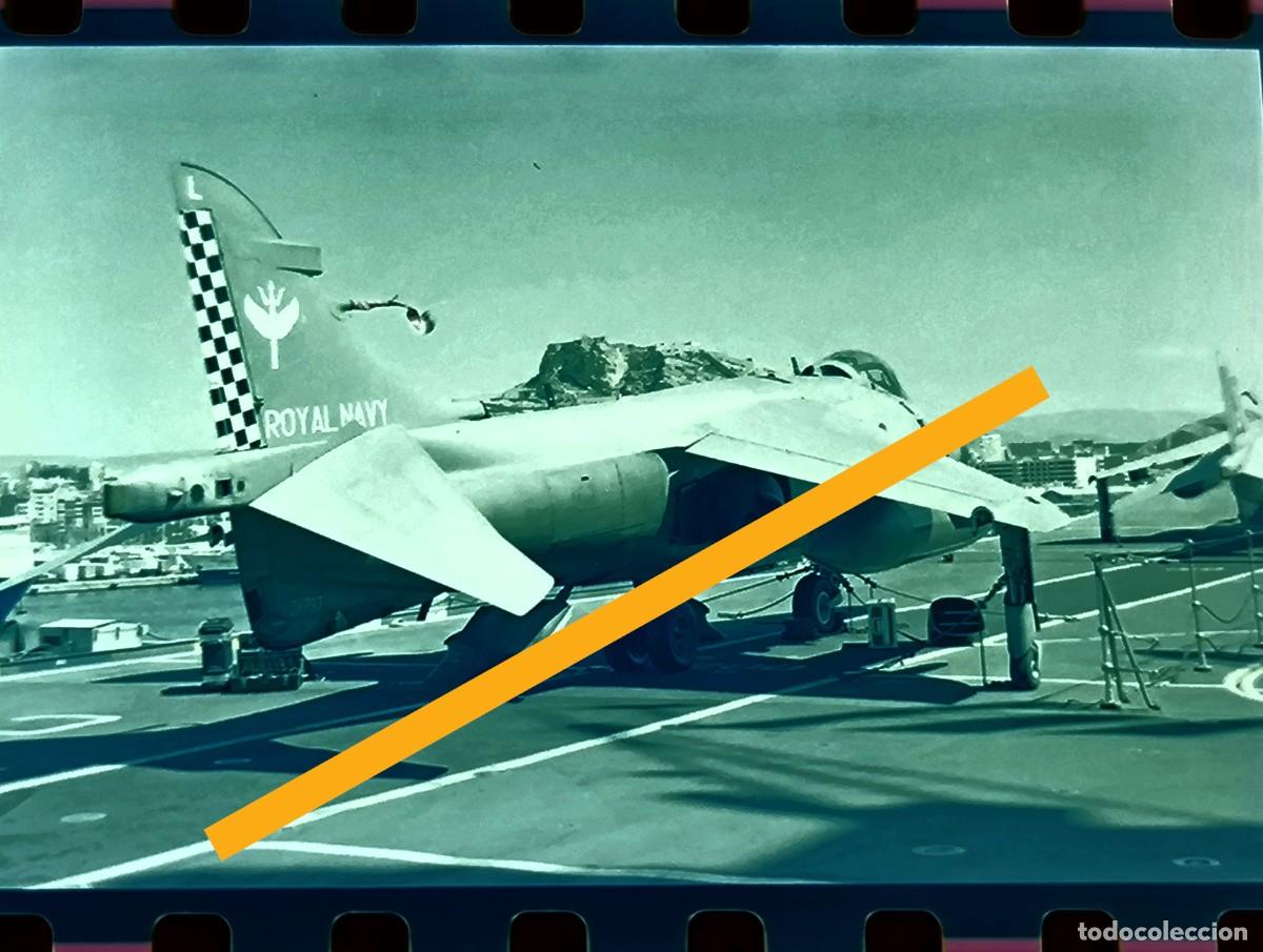 Fotograf&iacute;a antigua: Antiguo negativo de fotograf&iacute;a. Avi&oacute;n militar. A&ntilde;os 90