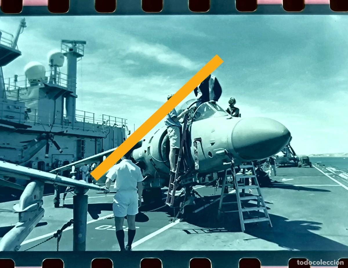 Fotograf&iacute;a antigua: Antiguo negativo de fotograf&iacute;a. Avi&oacute;n militar. A&ntilde;os 90