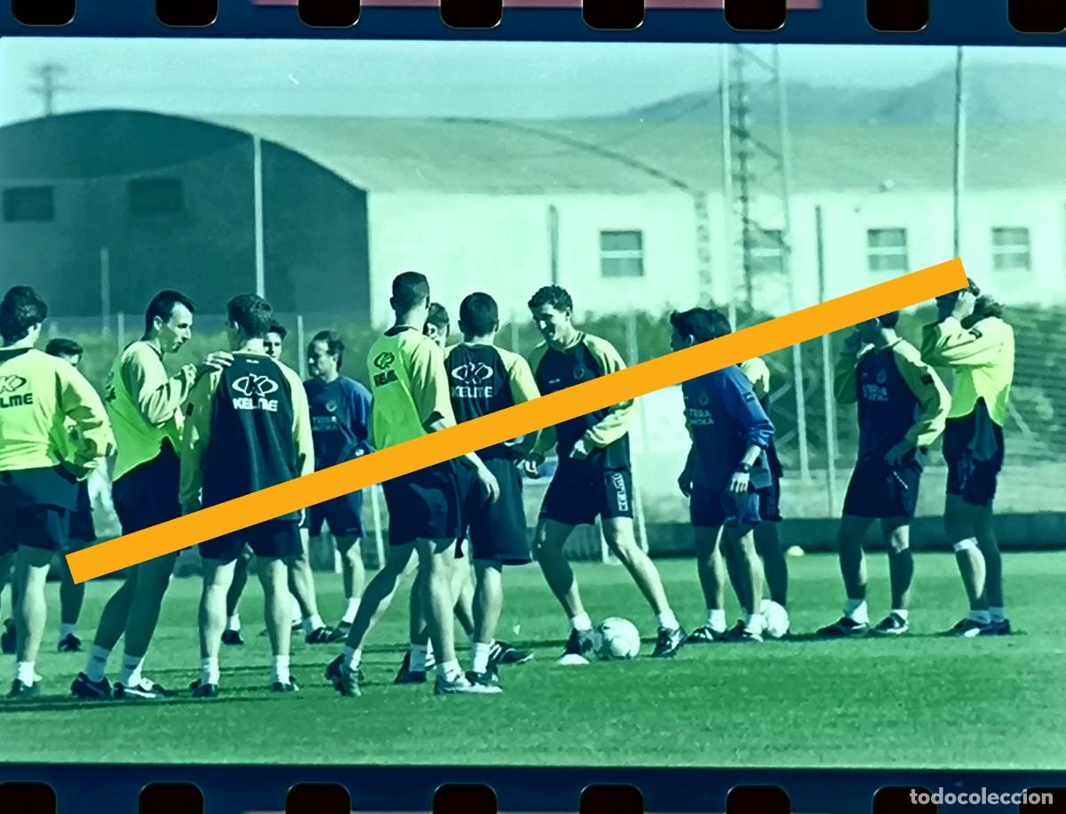 Fotograf&iacute;a antigua: Antiguo negativo de fotograf&iacute;a. Entrenamiento Villarreal club de f&uacute;tbol. A&ntilde;o 2001.