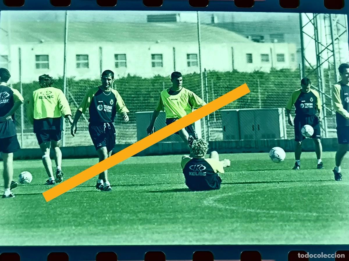 Fotograf&iacute;a antigua: Antiguo negativo de fotograf&iacute;a. Entrenamiento Villarreal club de f&uacute;tbol. A&ntilde;o 2001.