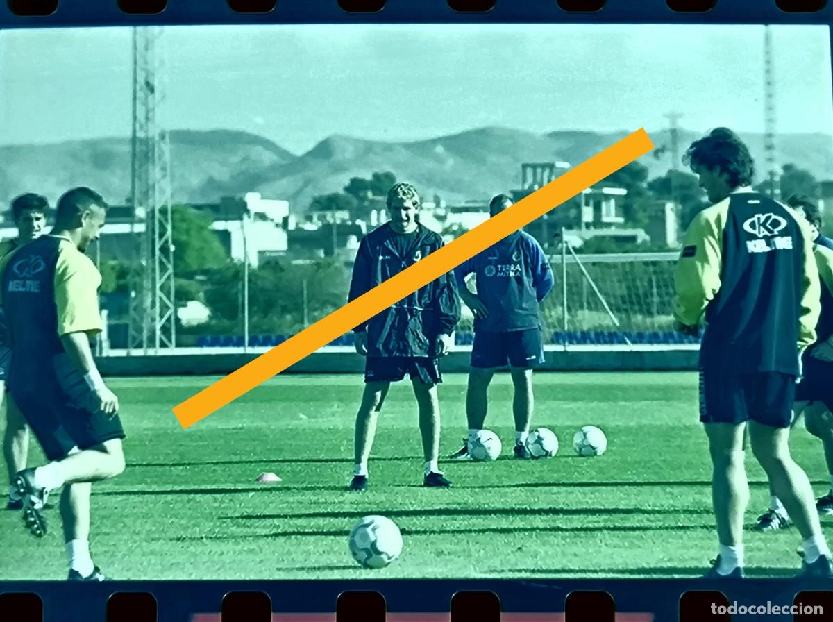 Fotograf&iacute;a antigua: Antiguo negativo de fotograf&iacute;a. Entrenamiento Villarreal club de f&uacute;tbol. A&ntilde;o 2001.