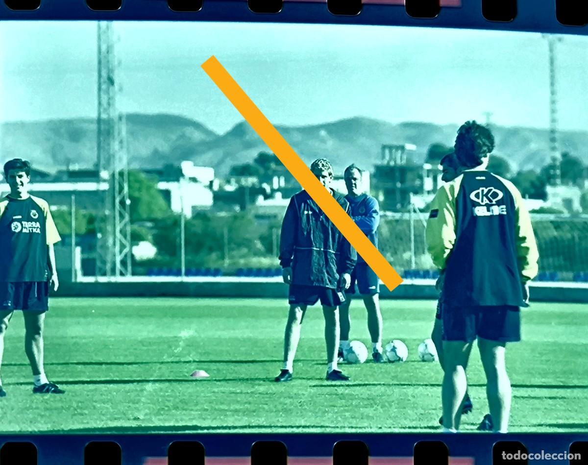 Fotograf&iacute;a antigua: Antiguo negativo de fotograf&iacute;a. Entrenamiento Villarreal club de f&uacute;tbol. A&ntilde;o 2001.