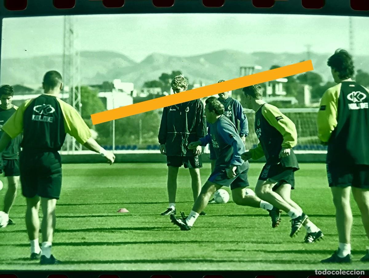 Fotograf&iacute;a antigua: Antiguo negativo de fotograf&iacute;a. Entrenamiento Villarreal club de f&uacute;tbol. A&ntilde;o 2001.