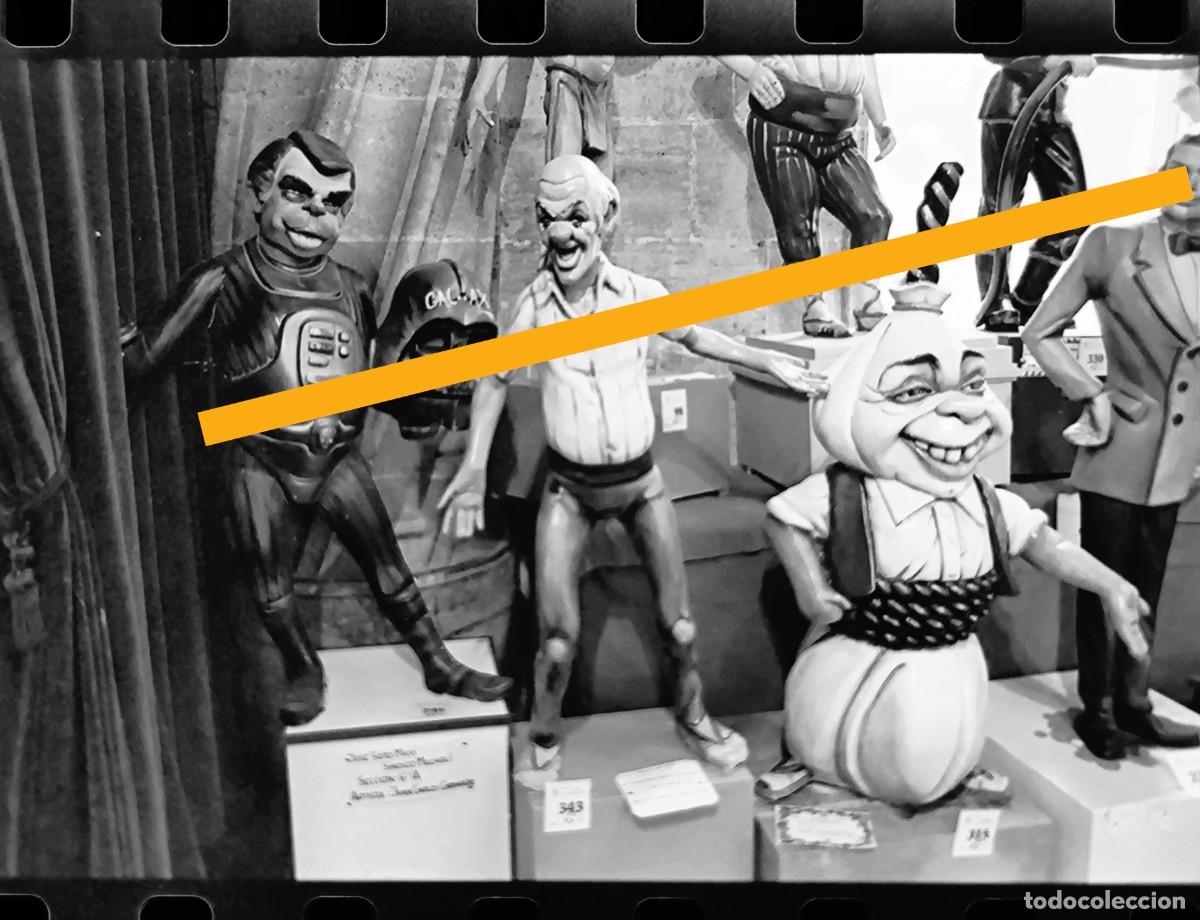Fotograf&iacute;a antigua: Antiguo negativo de fotograf&iacute;a. Exposici&oacute;n del ninot. Falla. Fallas de Valencia. A&ntilde;o 1995