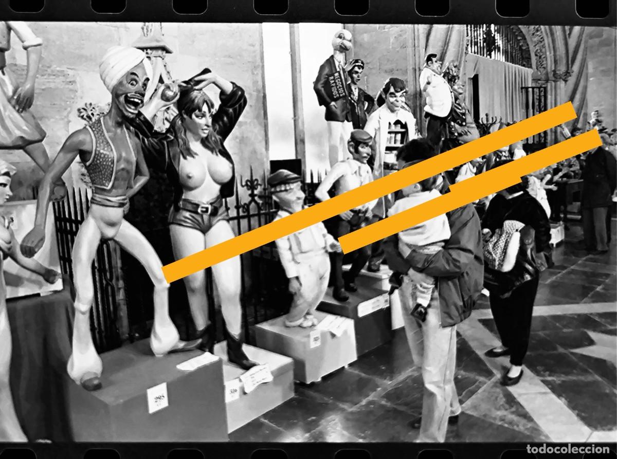 Fotograf&iacute;a antigua: Antiguo negativo de fotograf&iacute;a. Exposici&oacute;n del ninot. Falla. Fallas de Valencia. A&ntilde;o 1995