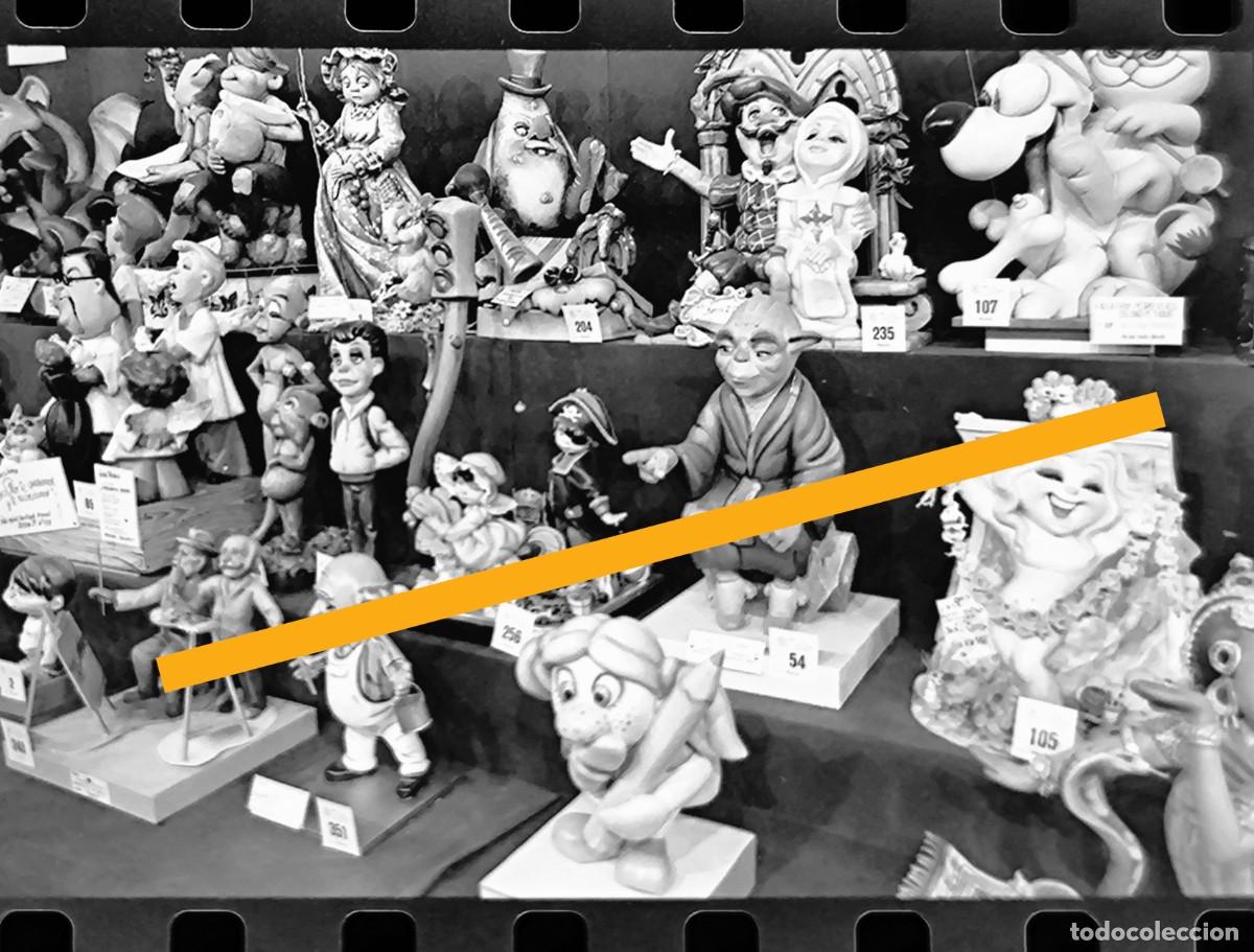 Fotograf&iacute;a antigua: Antiguo negativo de fotograf&iacute;a. Exposici&oacute;n del ninot. Falla. Fallas de Valencia. A&ntilde;o 1995