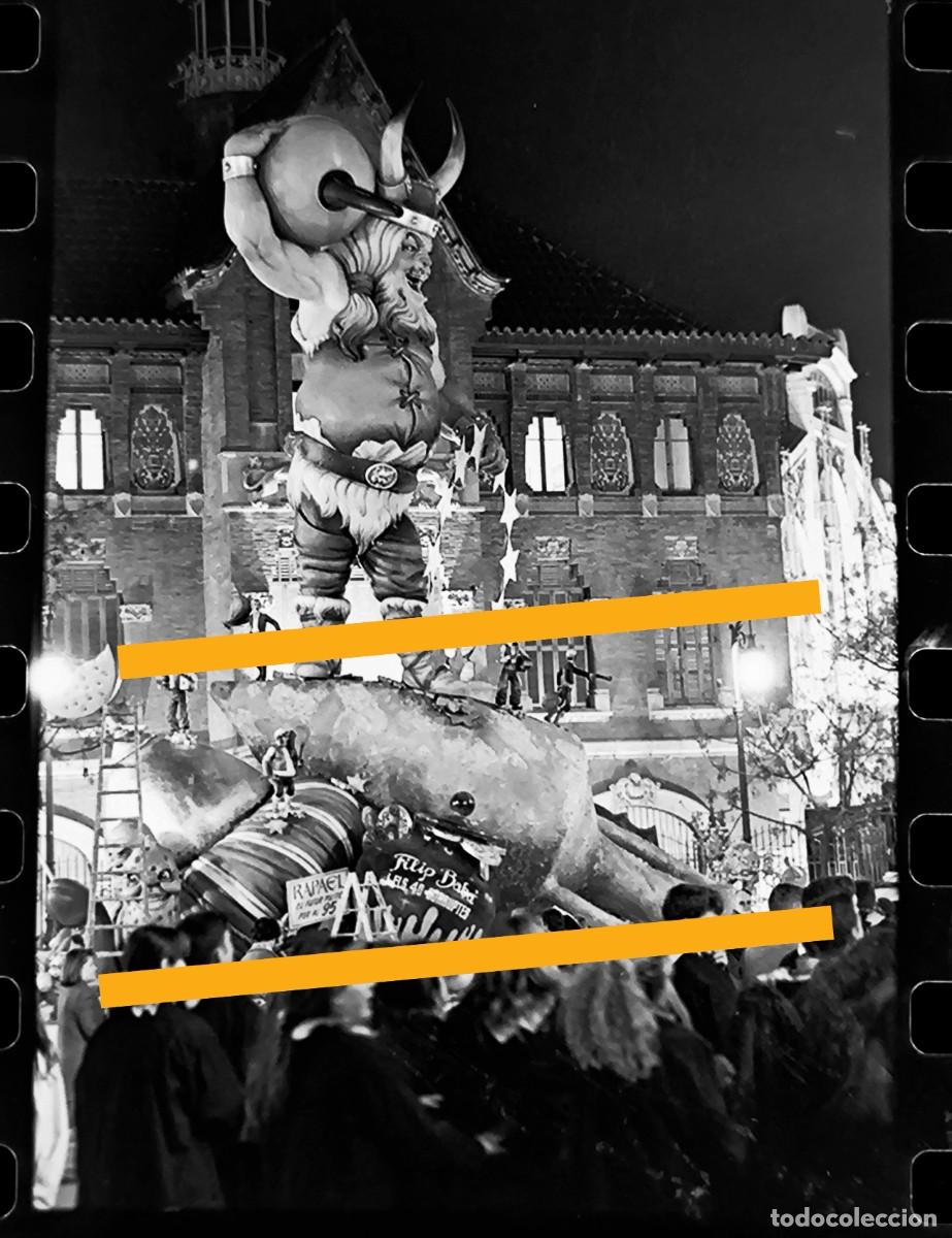 Fotograf&iacute;a antigua: Antiguo negativo de fotograf&iacute;a. Falla plaza del mercado. Fallas de Valencia. A&ntilde;o 1995