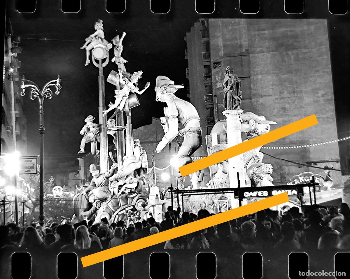 Fotograf&iacute;a antigua: Antiguo negativo de fotograf&iacute;a. Falla Na Jordana. Fallas de Valencia. A&ntilde;o 1995