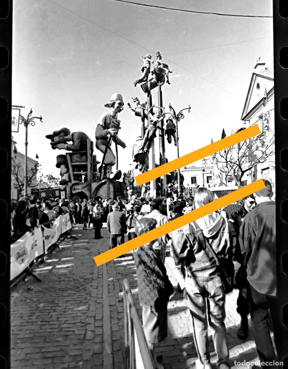 Fotograf&iacute;a antigua: Antiguo negativo de fotograf&iacute;a. Falla. Fallas Valencia. A&ntilde;o 1995