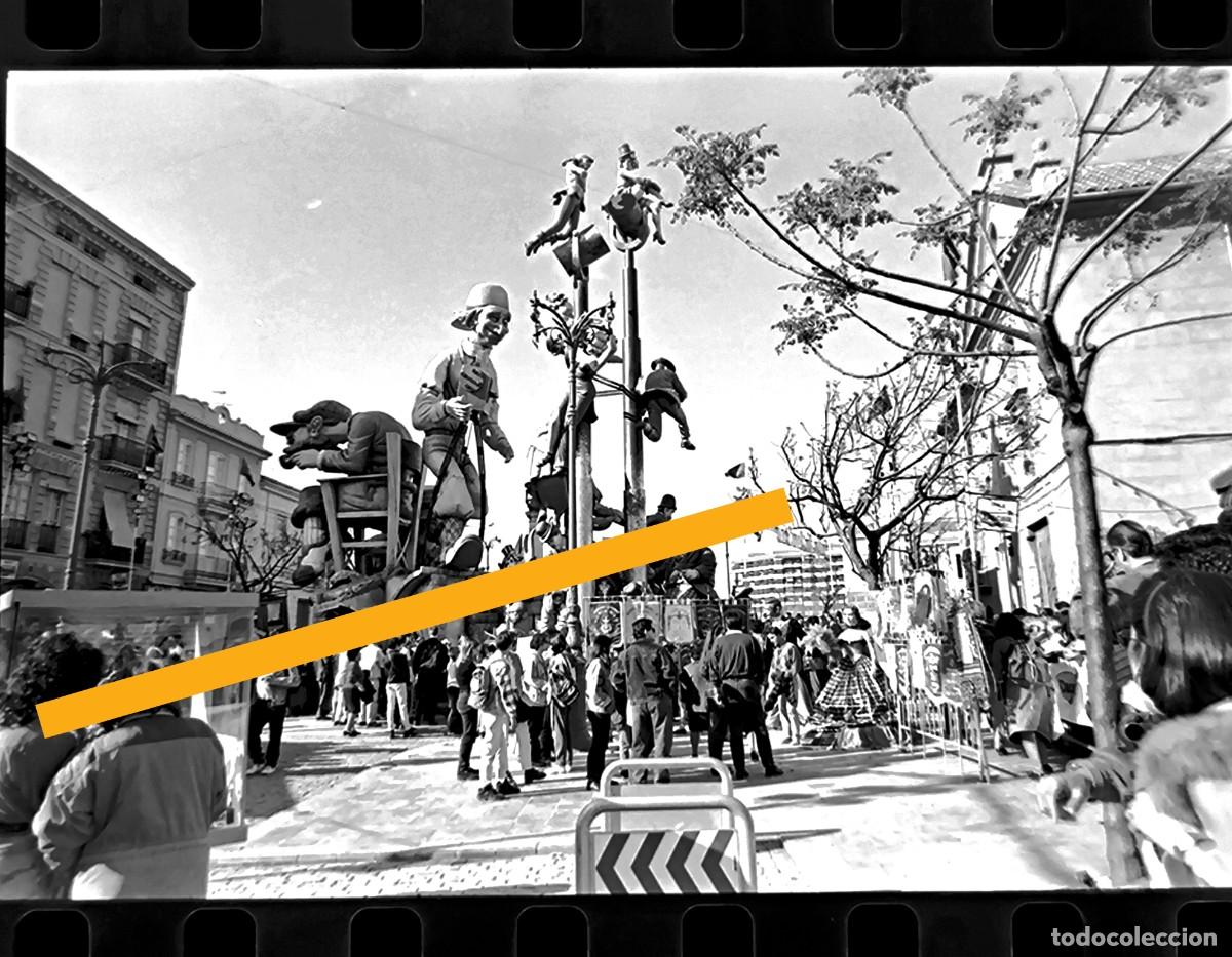 Fotograf&iacute;a antigua: Antiguo negativo de fotograf&iacute;a. Falla. Fallas Valencia. A&ntilde;o 1995
