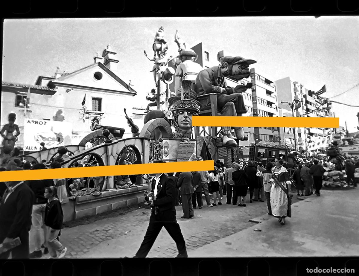 Fotograf&iacute;a antigua: Antiguo negativo de fotograf&iacute;a. Falla. Fallas Valencia. A&ntilde;o 1995