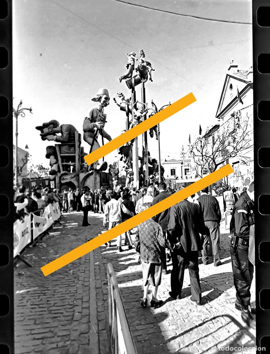 Fotograf&iacute;a antigua: Antiguo negativo de fotograf&iacute;a. Falla. Fallas Valencia. A&ntilde;o 1995